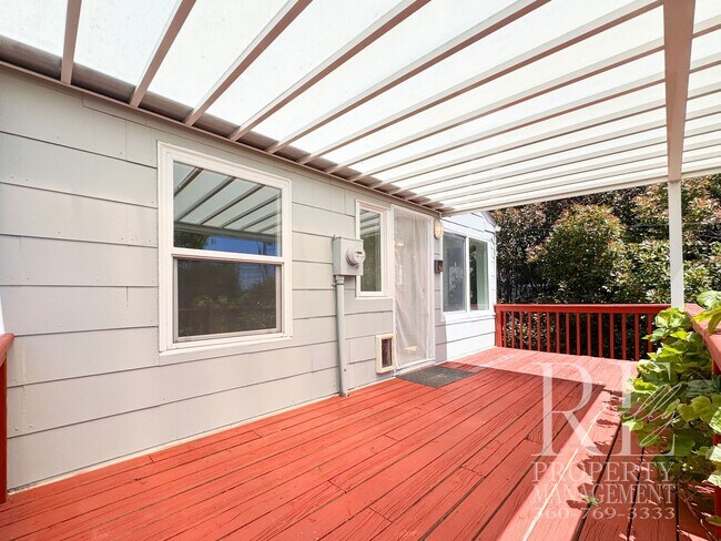 Building Photo - Charming 2-Bedroom Home with Renovated Bath, Hardwood Floors & Spacious Fenced Yard