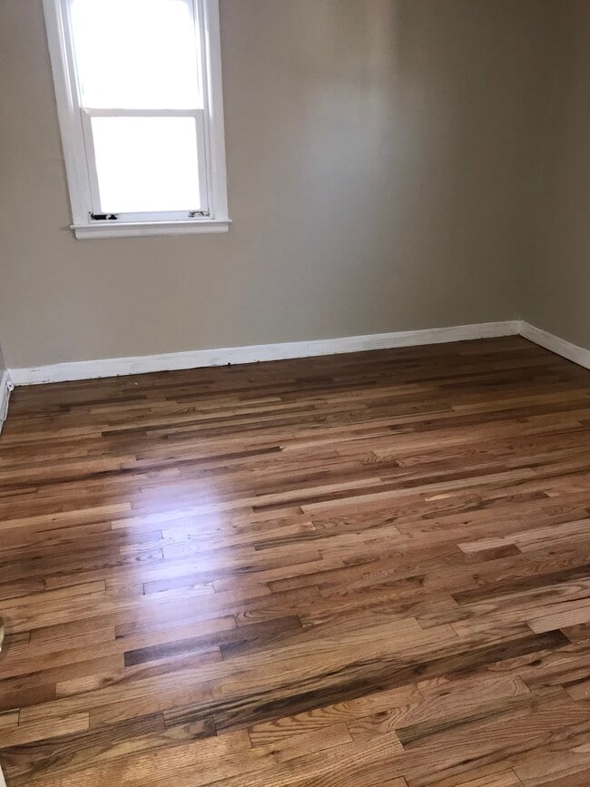 Building Photo - 102 Elaine Rd