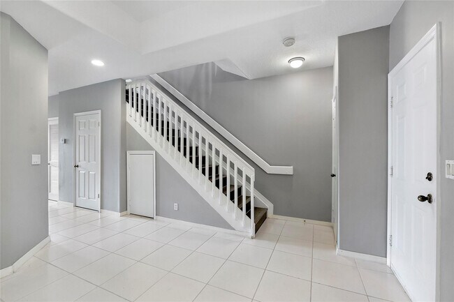 Building Photo - 9664 Royal Palm Blvd