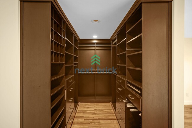 Building Photo - Spacious 5 Bed 2.5 Bath for Rent in Bellevue!