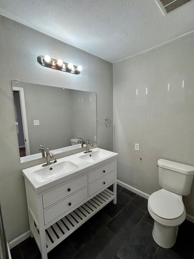 Building Photo - Great 3 bed 2 bath 1 car garage now available