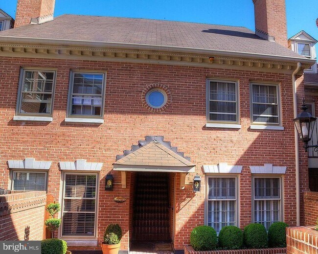 Primary Photo - 622 S Columbus St
