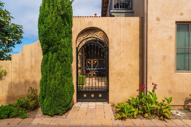 Building Photo - Gorgeous 5 Bedroom Home with sweeping views and pool