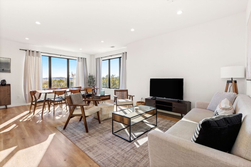 Building Photo - 1619 Lakeshore Dr