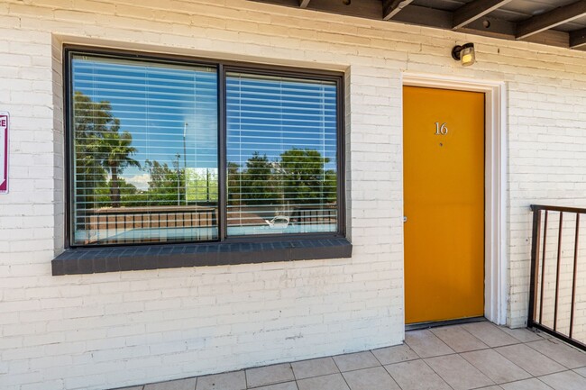 Building Photo - Upgraded One Bedroom, One Bathroom at 28 o...