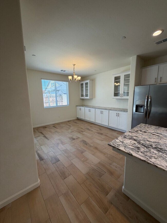 Building Photo - Beautiful Home for rent in Tulare!