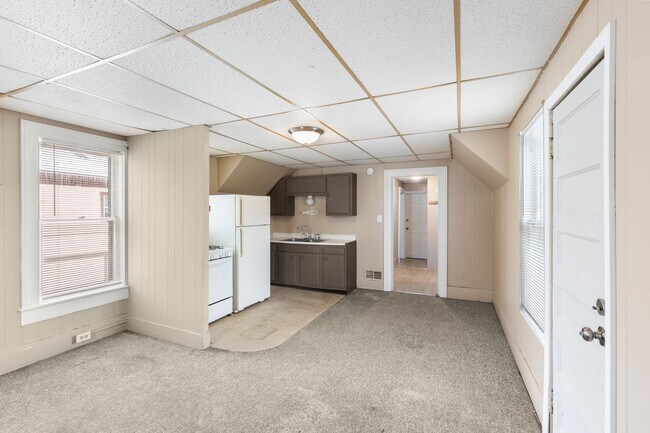 Building Photo - 117 W Division St