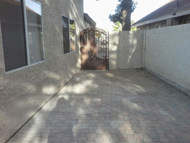 Building Photo - BEAUTIFUL & ELEGANT 3 BEDROOM 2 BATHROOM H...