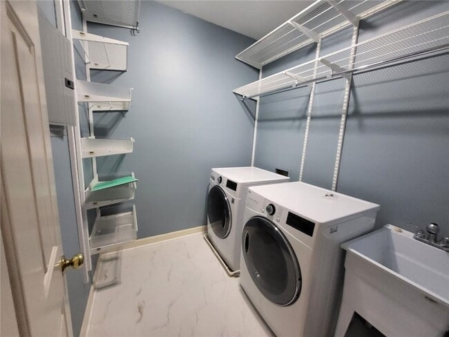 Building Photo - 2438 Kings Arms Dr