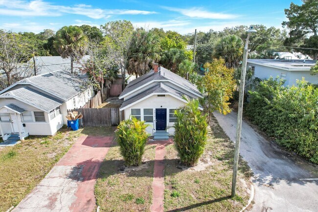 Building Photo - Cute 3bdrm/1bath House ** Section 8 OK ** $1995.00** Move in by December 31st and get 1 month Fre...