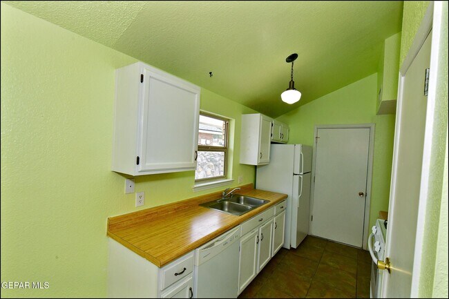 Building Photo - 853 Nita Fay Dr