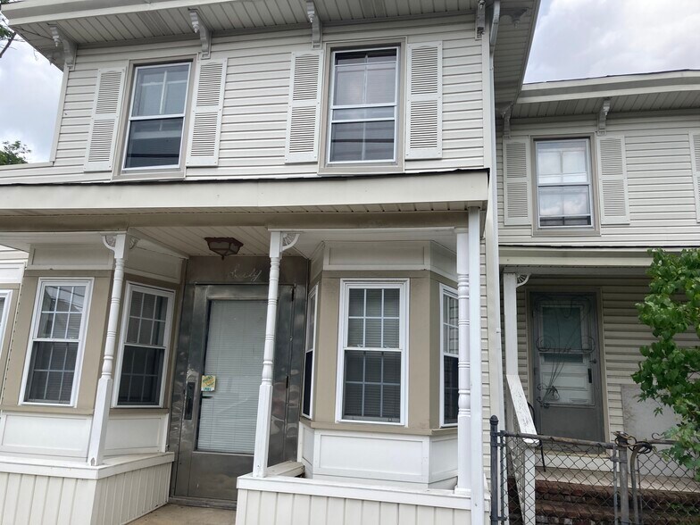 Great for students!! 5 bedroom home 4.5 bath for rent 10 minutes from campus - 60 Grove St