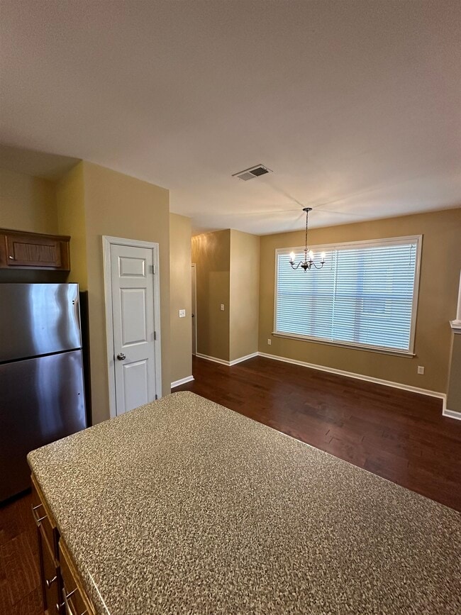 Building Photo - 1354 Island Pl E