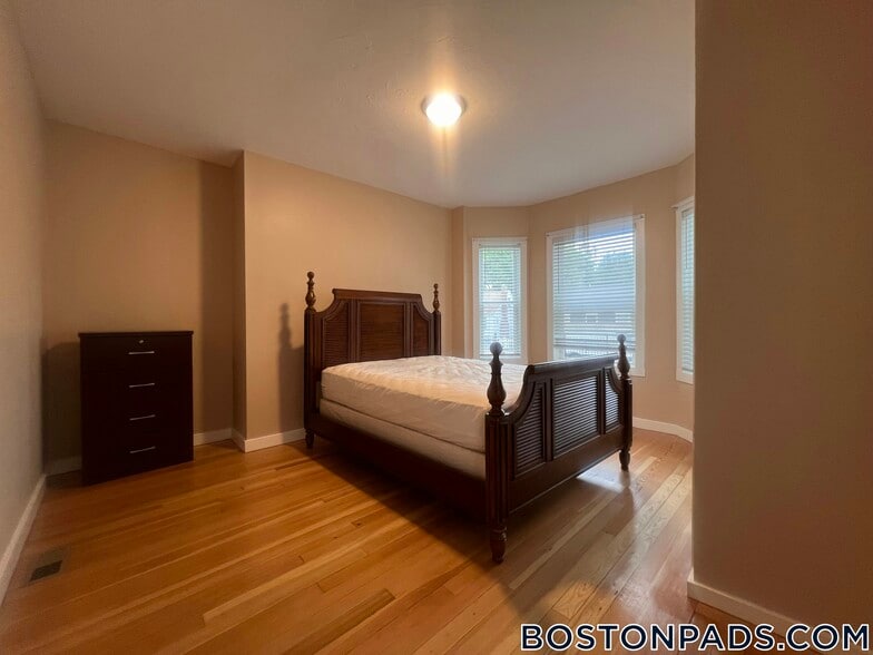 Building Photo - 816 River St