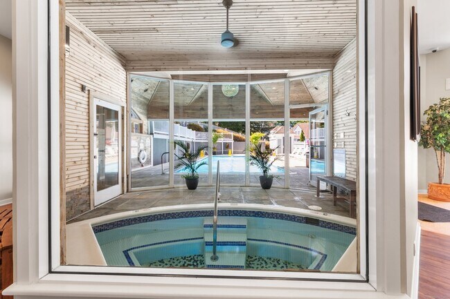 Building Photo - 2124 Old Pond Ln