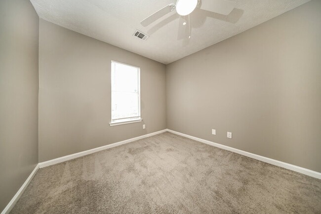 Building Photo - 1001 Maple Leaf Ridge