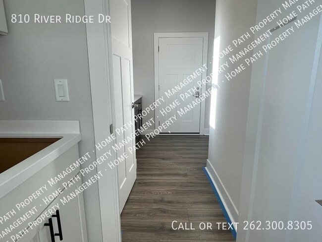 Building Photo - 810 River Ridge Dr
