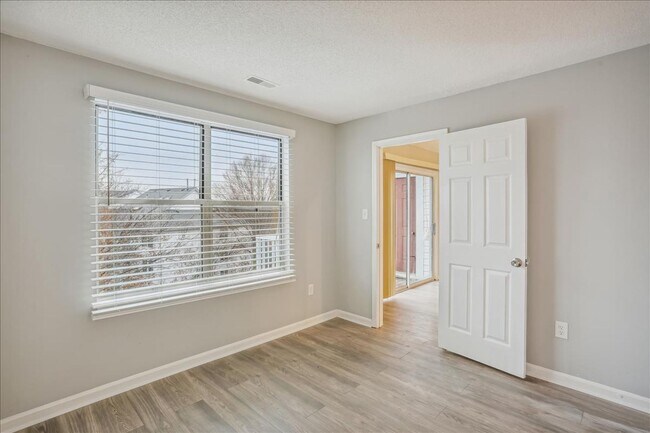 Building Photo - Great 3+2+ Loft in Germantown!