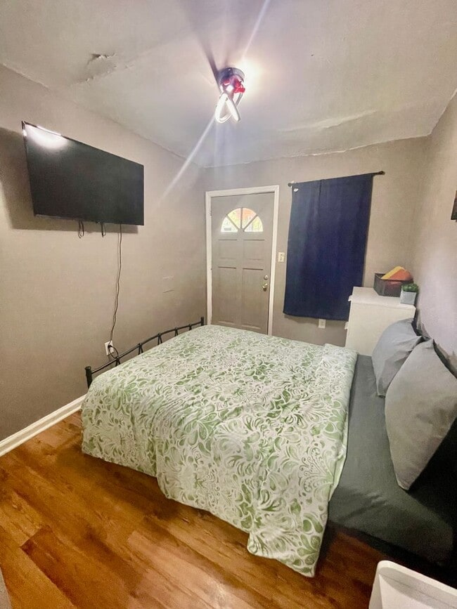 Building Photo - Welcome to this charming 3-bedroom, 1-bath...