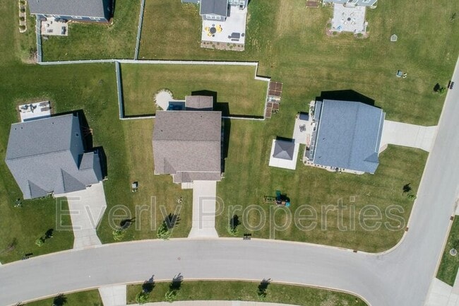 Building Photo - W242N5663 Simona Dr