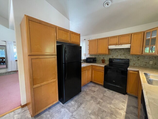 Building Photo - Honokowai Two Bedroom Furnished Home