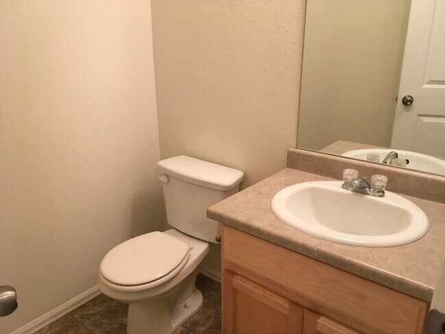 Building Photo - Beautiful 4 Bedroom Two-Story Home in Windsor!