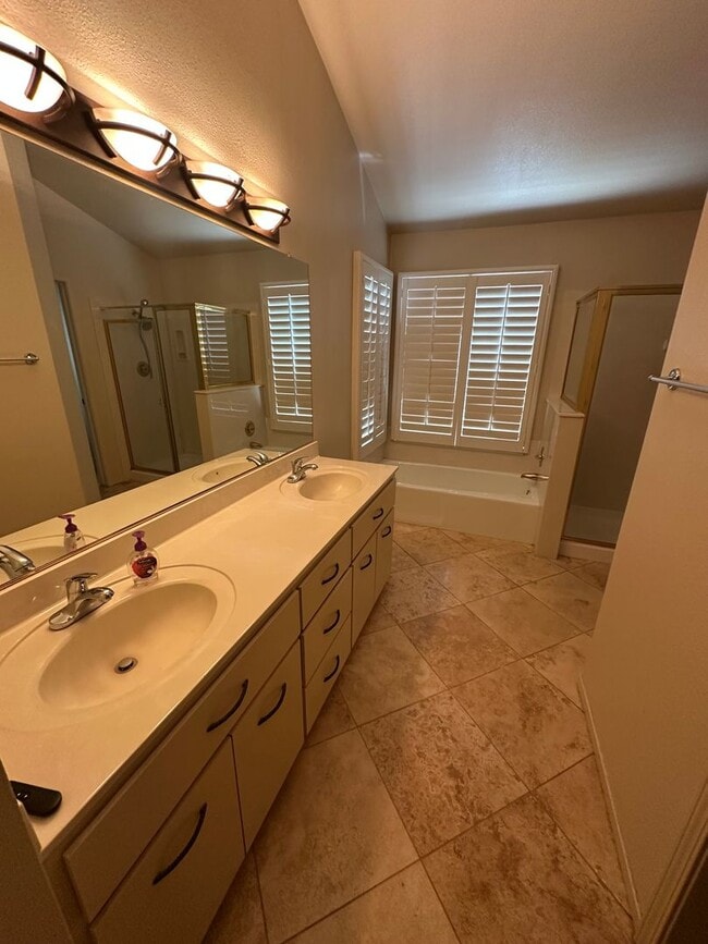 Building Photo - Beautiful 3 bedroom!