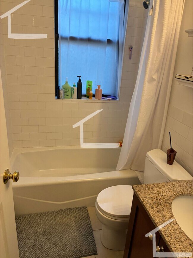 Building Photo - Nicely renovated 1 bed unit  near the Green Line