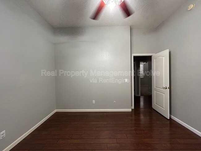 Building Photo - 774 E Maria Ln