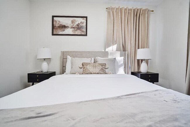 Building Photo - 2412 SW Mission Ave