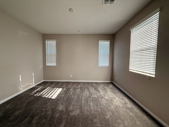 Building Photo - 3 BED 2.5 BATH 2 CAR GARAGE MODERN TOWNHOM...