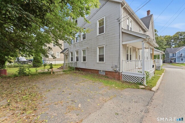 Building Photo - 203 Center St
