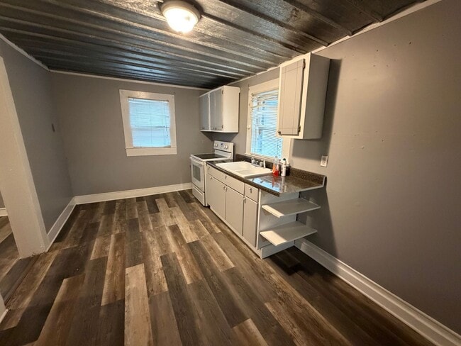 Building Photo - 2 Bedroom- 1 Bathroom- Home in Silver Creek!