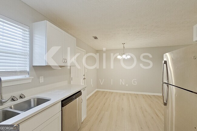 Building Photo - 320 Deer Park Dr