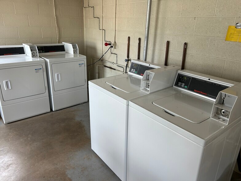 Building Photo - 400 Rainbow Dr