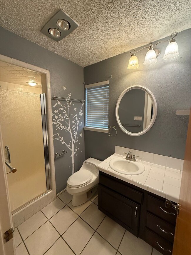 Building Photo - 3 Bed 3 Bath spacious home, with extra craft room, Lovely Backyard