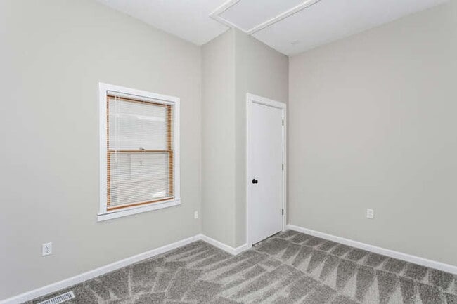 Building Photo - 3 Bedroom 2 bath home with garage in a prime location!