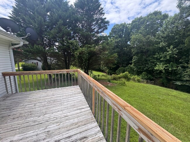 Building Photo - Beautiful 3BR Home for Rent in Toccoa, GA with Fenced Yard & 2-Car Garage