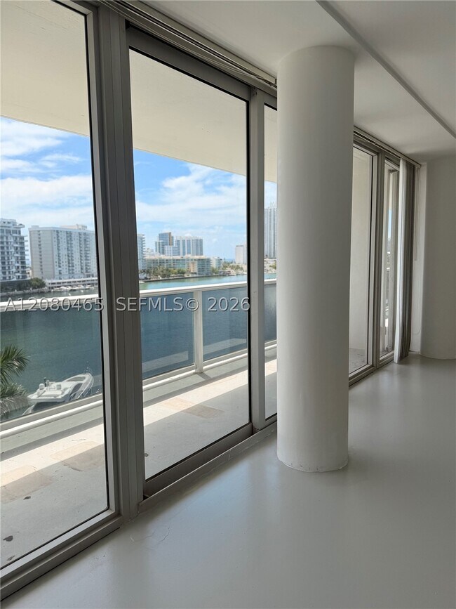 Building Photo - 900 Bay Dr E