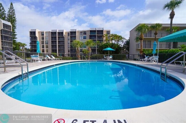Building Photo - 7 Royal Palm Way