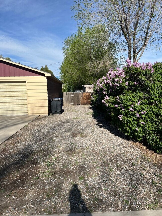 Building Photo - 3 Bed 2 Bath House with Attached 2 Car Garage & Trailer Parking