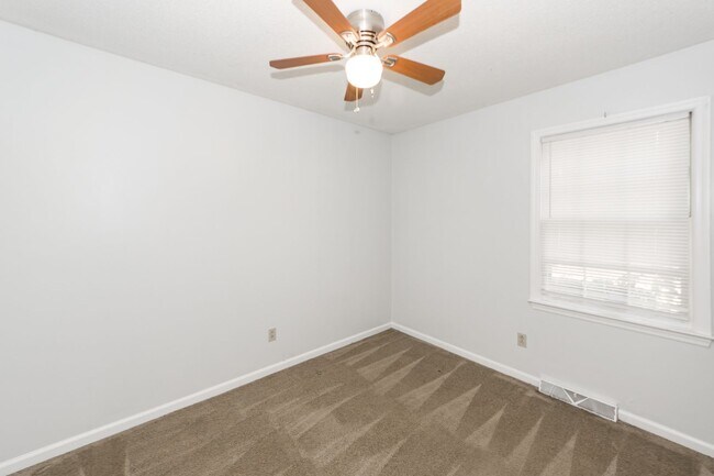 Building Photo - 3 Bedroom 2 Bath Home in Briarwood - Summe...