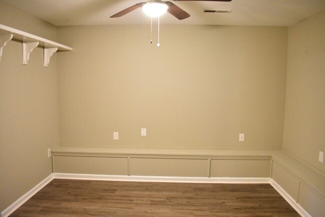 Building Photo - Great Split Foyer In Fredericksburg!