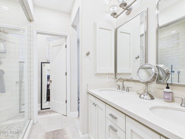 Building Photo - 4816 N Woodmere Fairway