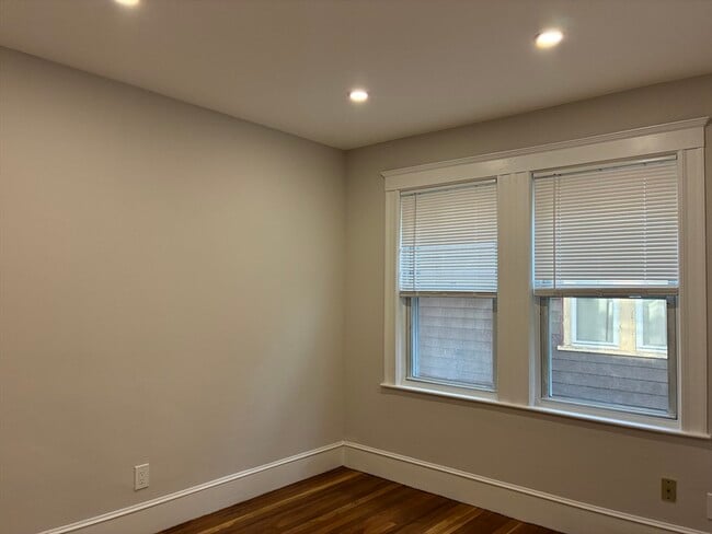 Building Photo - 122 Buttonwood St