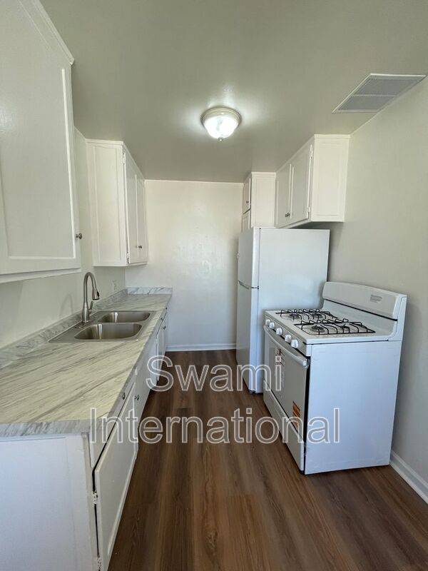 Building Photo - 2030 E Florence Ave