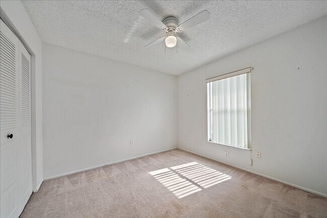 Building Photo - Annual 3 bed 2 bath house with a garage av...