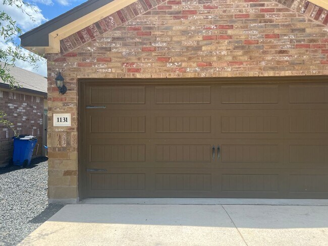 Building Photo - Luxury 3/2 Duplex in Seguin, Texas