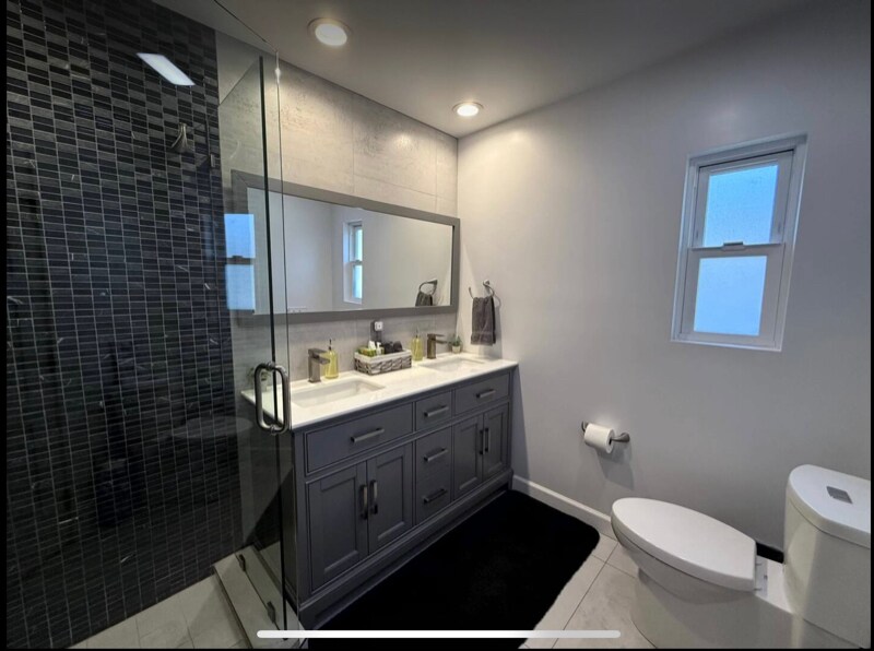 Building Photo - 404 S Beachwood Dr