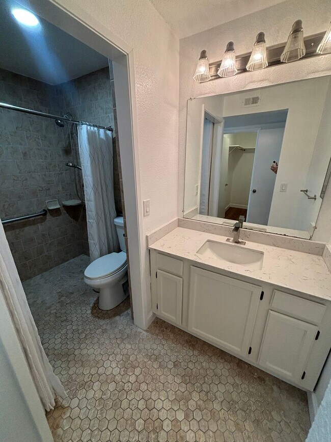 Building Photo - 495 Canyon Oaks Dr